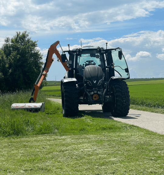 Ausleger-Mulcher bei der Pflege von Straßen- und Grünflächen